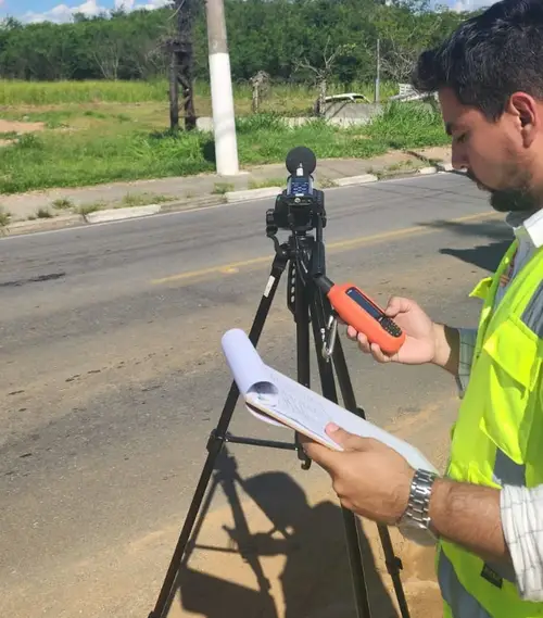 Técnico da GNR realizando medição de ruído em campo com sonômetro Classe 1