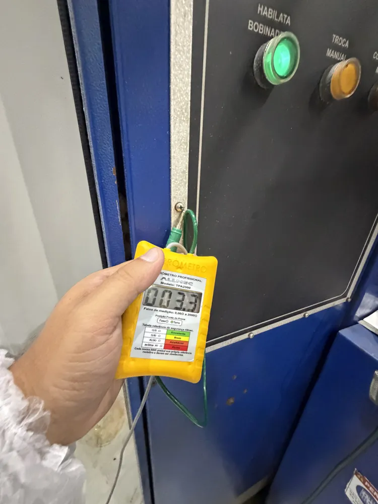 Medição de resistência de aterramento em painel industrial com terrômetro