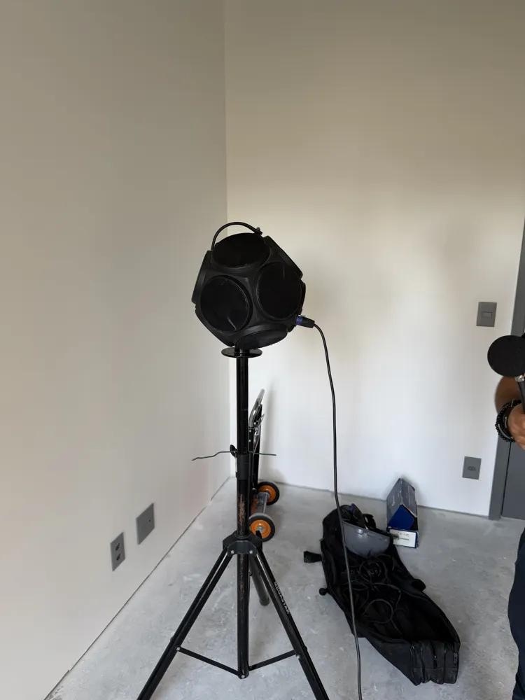 Fonte dodecaédrica posicionada para ensaio de isolamento acústico em apartamento