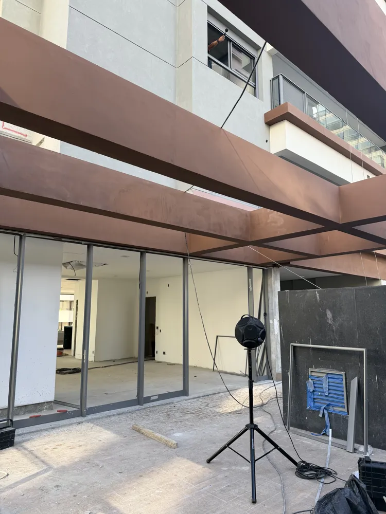 Ensaio de isolamento de fachada D2m,nT,w com fonte externa