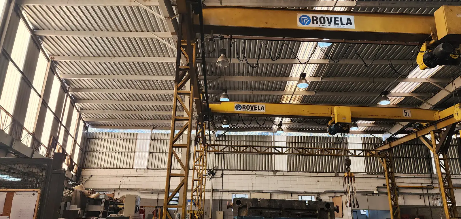 Ponte rolante em galpão industrial