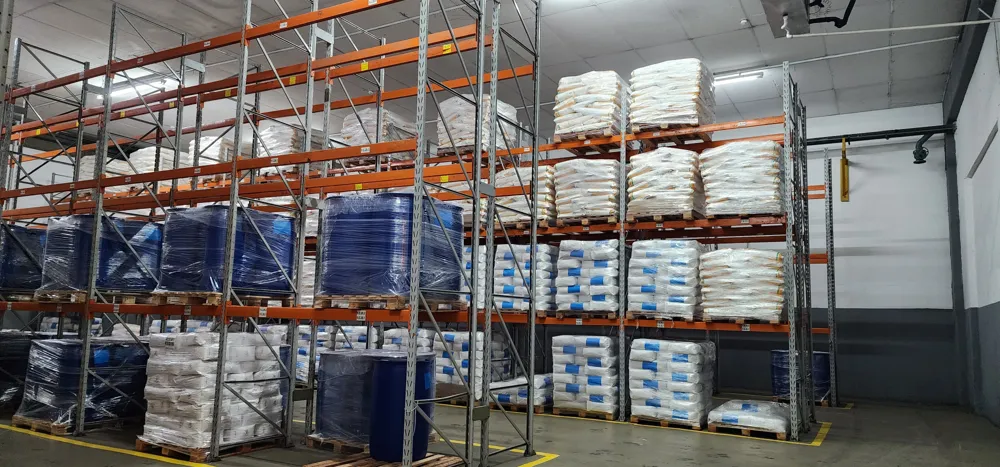 Estruturas porta-pallets carregadas em armazém