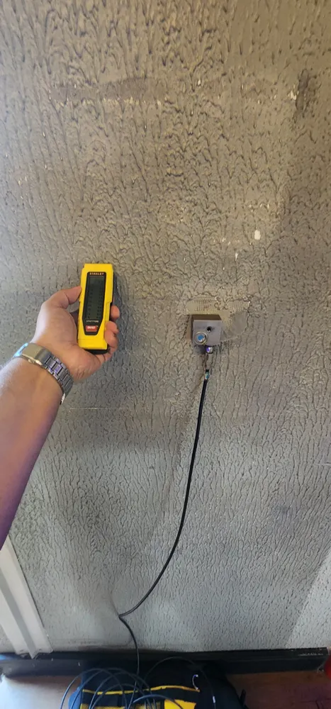 Medição de umidade em parede com higrômetro durante inspeção