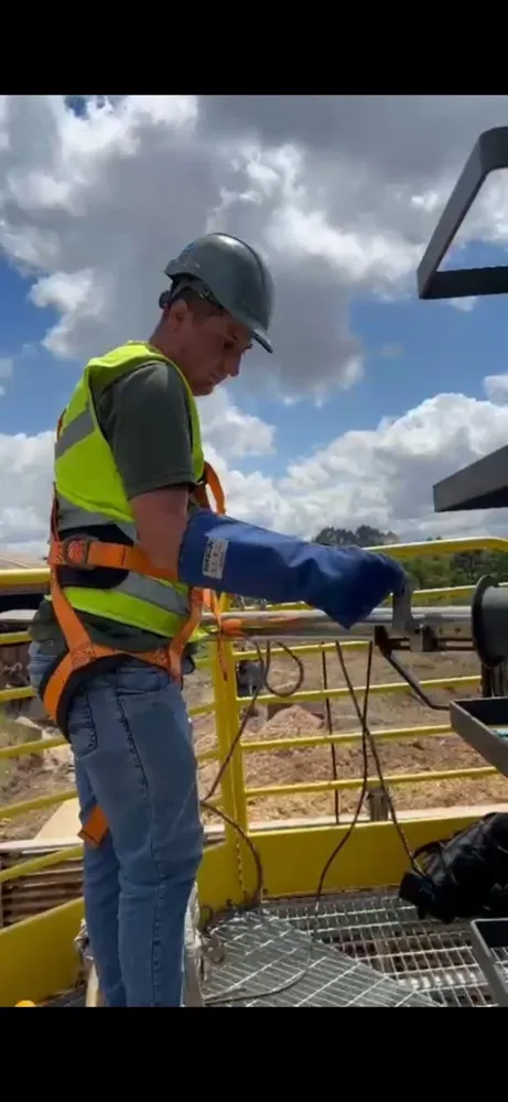 Técnico com EPIs em plataforma durante campanha de monitoramento