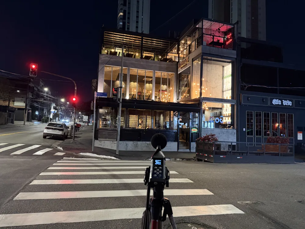 Medição de ruído noturno em via urbana com sonômetro Classe 1
