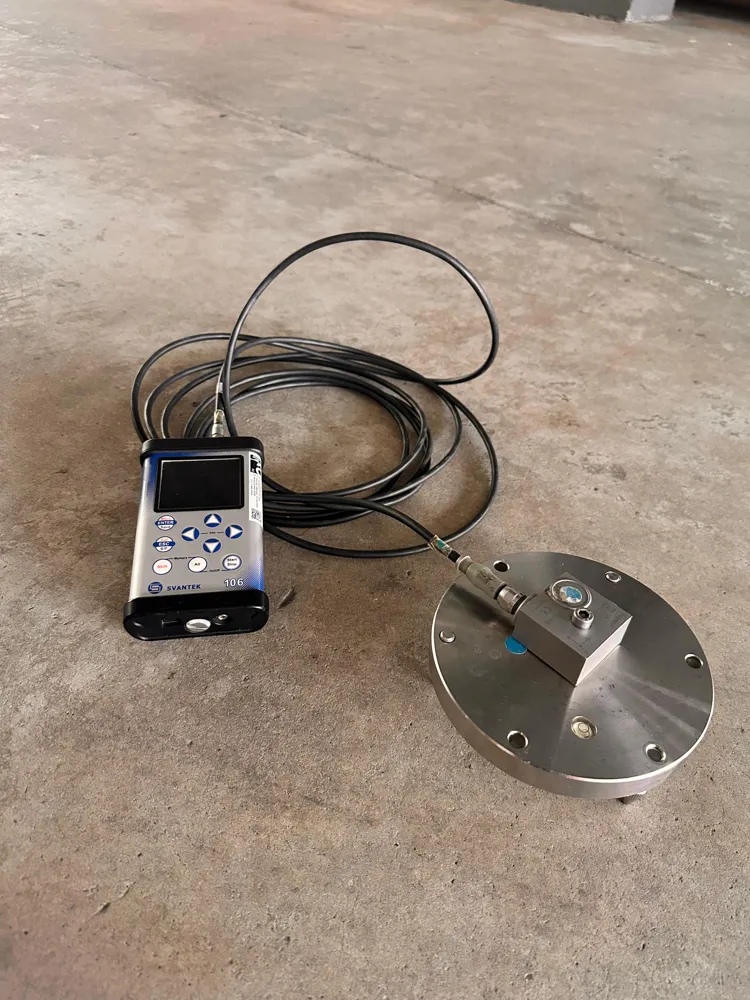 Medidor de vibração com sensor triaxial acoplado à base metálica