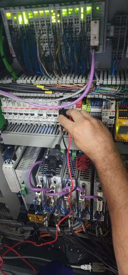 Painel de automação industrial em inspeção
