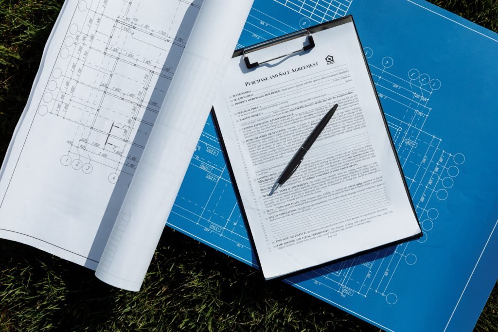 Engenheiro realizando laudo de avaliação imobiliária conforme NBR 14653 em São Paulo