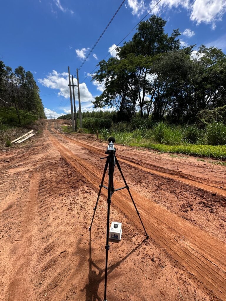 Técnico realizando medição de ruído em sistema de exaustão e coifa conforme NBR 10151 em São Paulo